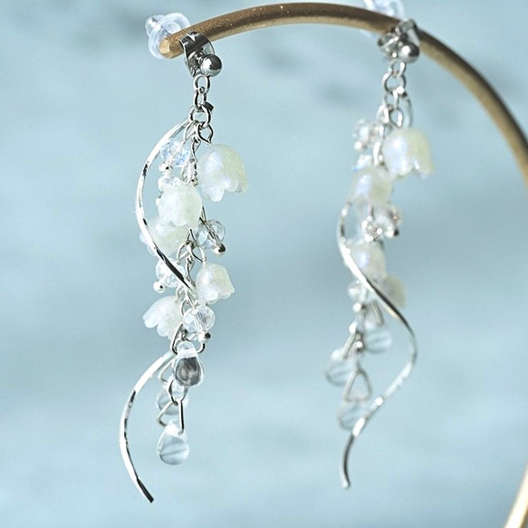 揺れるたび爽やかオーロラスズランピアス/イヤリング 1枚目の画像