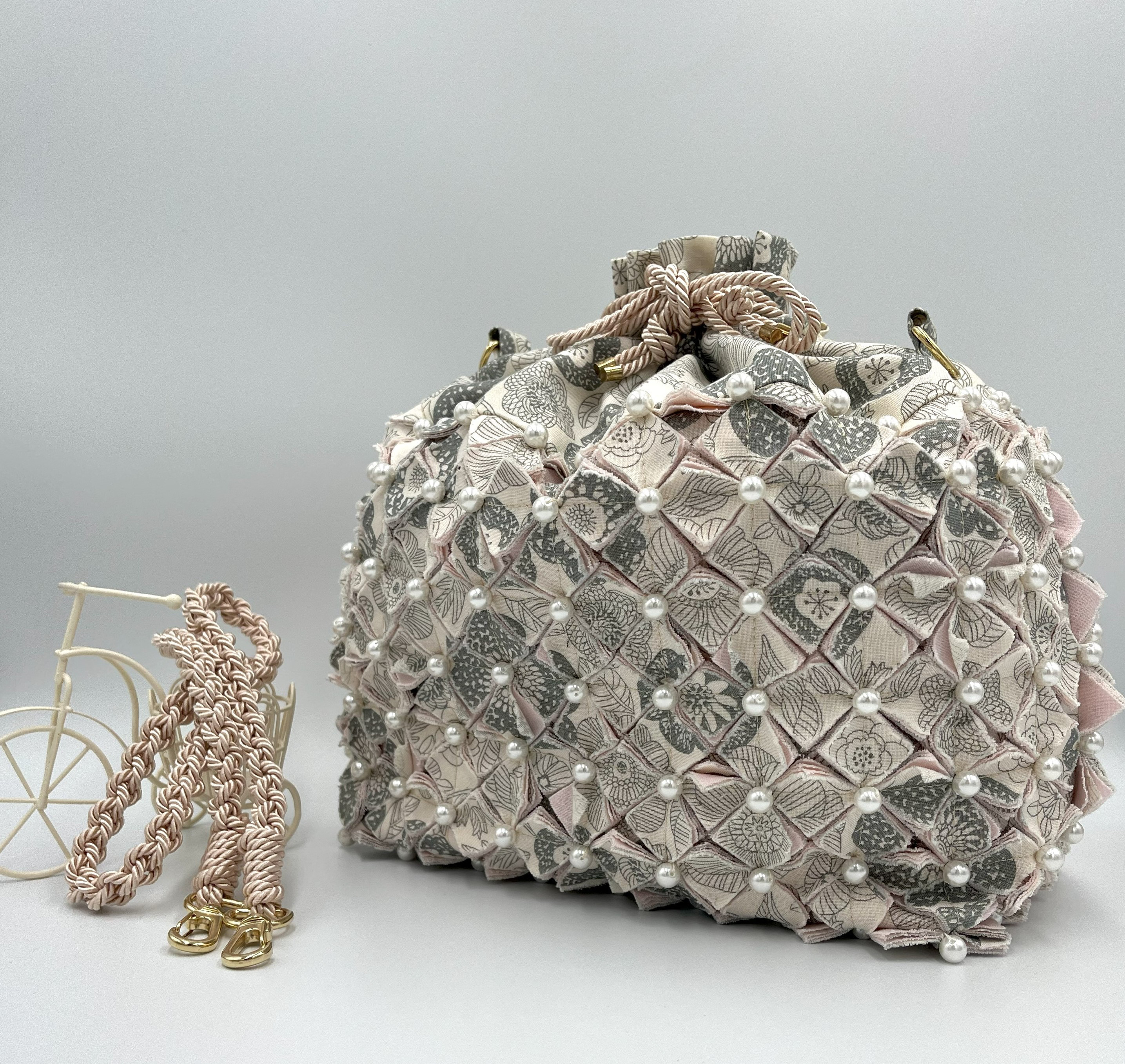 ぷっくり可愛い巾着バック　『PearlBeads BAG』Gray花柄&White 2way ショルダー