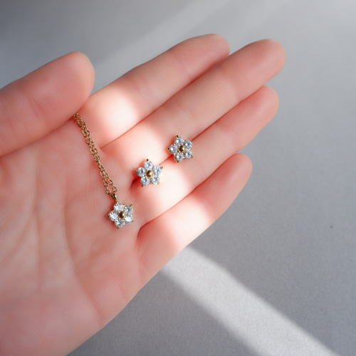 CZダイヤのフラワーピアス/イヤリング つけっぱなしOK 桜 花