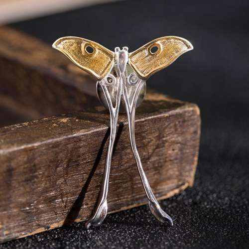 母の日に輝く蝶々ブローチ - 愛と幸せを象徴するアクセサリーC044