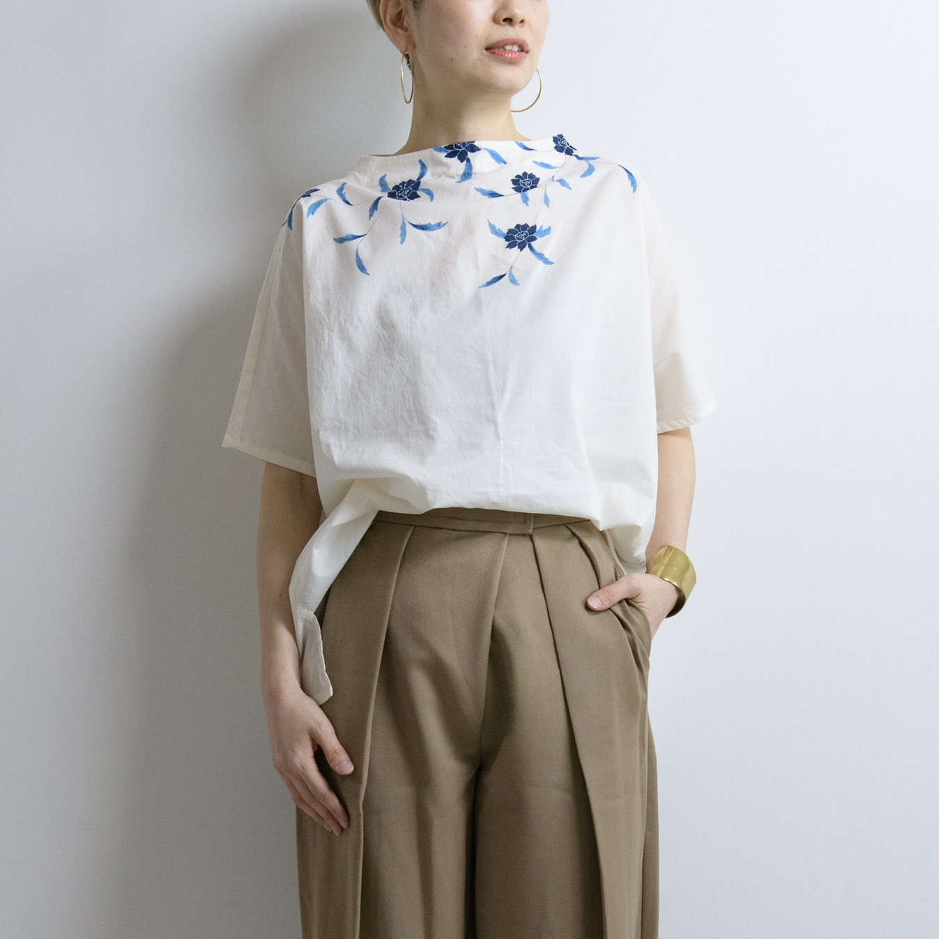 【速乾】雨の日もきちんと見える半袖　ボトルネックTブラウス＜手描き唐草模様＞