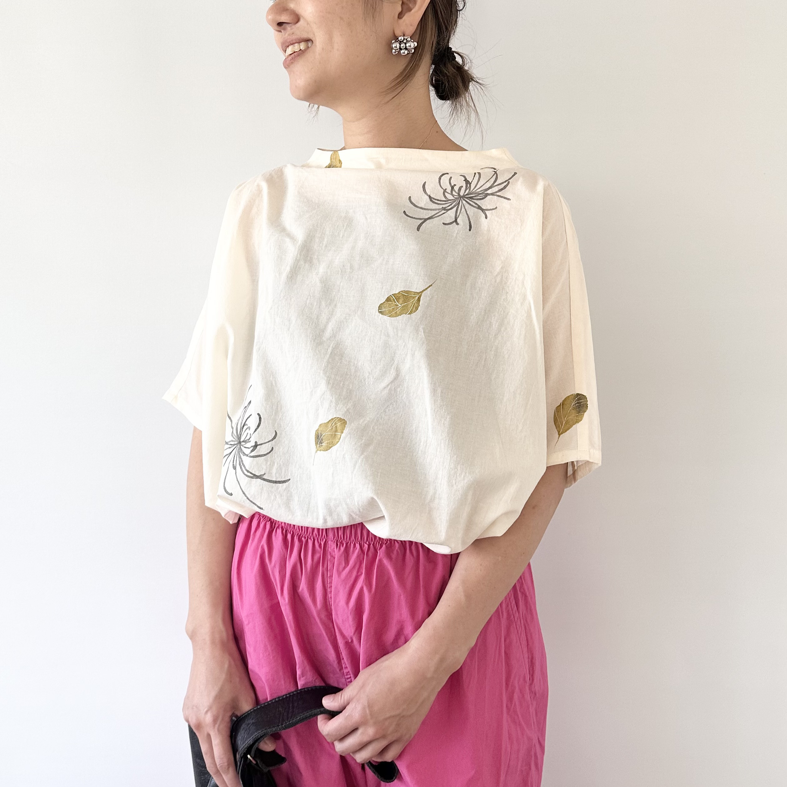 【速乾】雨の日もきちんと見える半袖　ボトルネックTブラウス＜手描き乱菊＞