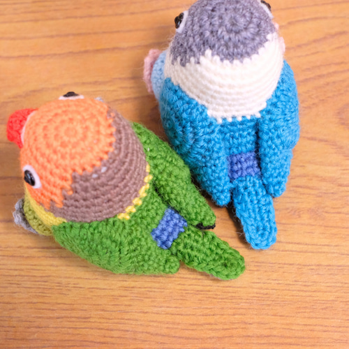 おすわりインコあみぐるみ【ルリコシボタンインコ】 あみぐるみ 福はな