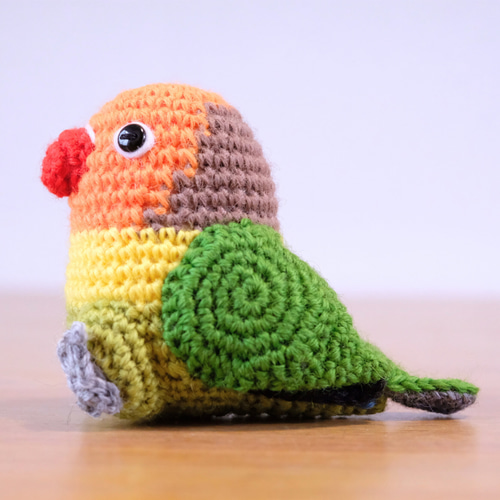 おすわりインコあみぐるみ【ルリコシボタンインコ】 あみぐるみ 福はな