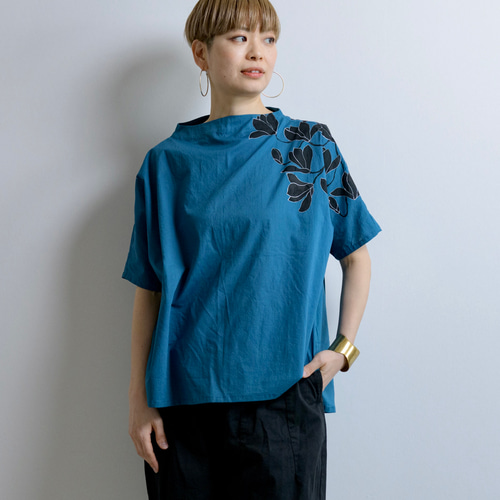 速乾】雨の日もきちんと見える半袖 ボトルネックTブラウス＜手描き木蓮