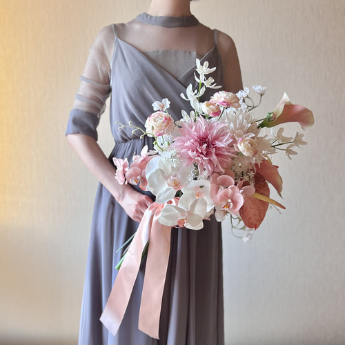 優しいピンクのウェディングブーケ 胡蝶蘭 ダリア カラーリリー