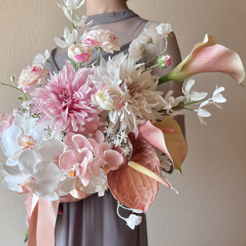 優しいピンクのウェディングブーケ 胡蝶蘭 ダリア カラーリリー