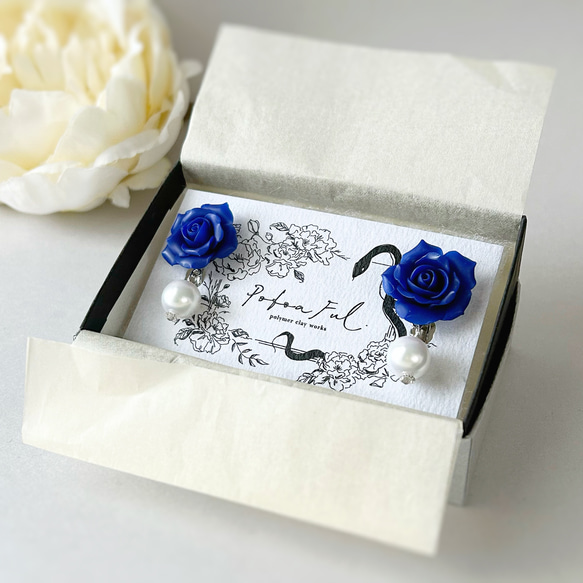 青い薔薇とパールのピアス 誕生花 誕生日プレゼント ポリマークレイ シンプル  シルキーパール 12枚目の画像