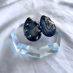 glass drop gray wash crystal earring 4枚目の画像