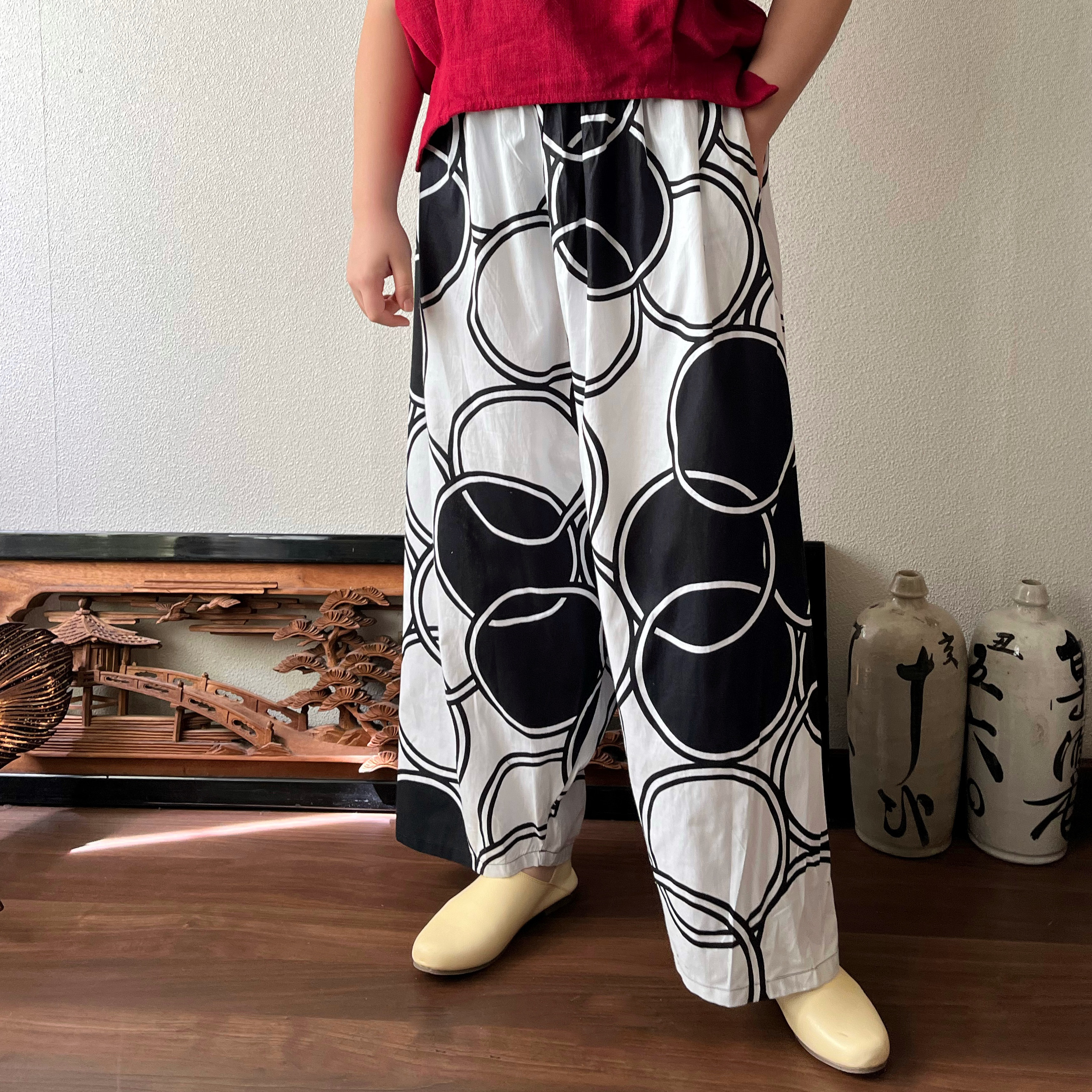 あくびちゃん？アラジン？アフリカンバティックパンツ　動きがよく出る素材だからシルエットが楽しい　ドット柄白黒