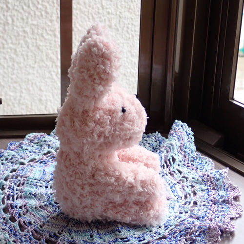 ピンクのふわふわうさぎさんの編みぐるみ あみぐるみ 悠名 通販