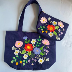 母の日ギフト　カラフルお花の刺繍のトートバッグ&ポーチ 1枚目の画像