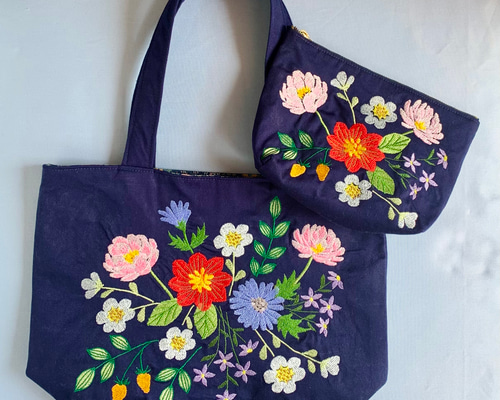 新品未使用♡Dior 花と蝶刺繍 ラウンドポーチ　母の日ギフト 新品未使用♡Dior 花と蝶刺繍 ラウンドポーチ 母の日ギフト Dior