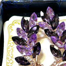 510 花シリーズ‼️2色のパープルクリスタルガラスが綺麗なブローチA 7枚目の画像