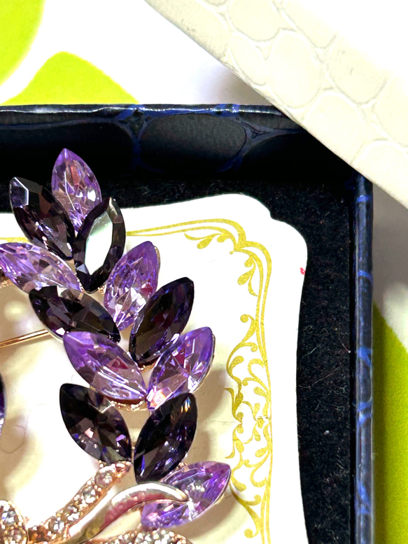 510 花シリーズ‼️2色のパープルクリスタルガラスが綺麗なブローチA 5枚目の画像