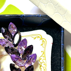510 花シリーズ‼️2色のパープルクリスタルガラスが綺麗なブローチA 4枚目の画像
