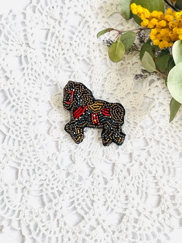 ビーズ刺繍のブローチ・メリーゴーランドの黒い馬 ブローチ Little