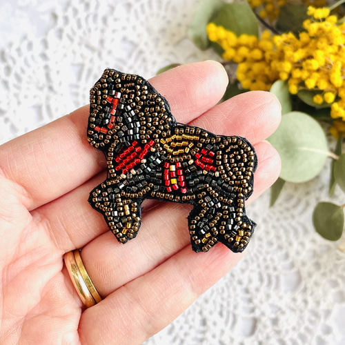 ビーズ刺繍のブローチ・メリーゴーランドの黒い馬 ブローチ