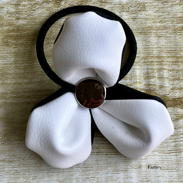 大人かわいいぷっくりレザーのお花ヘアゴム　PUレザー　ボタン　モノトーン　シルバー　flower 7枚目の画像
