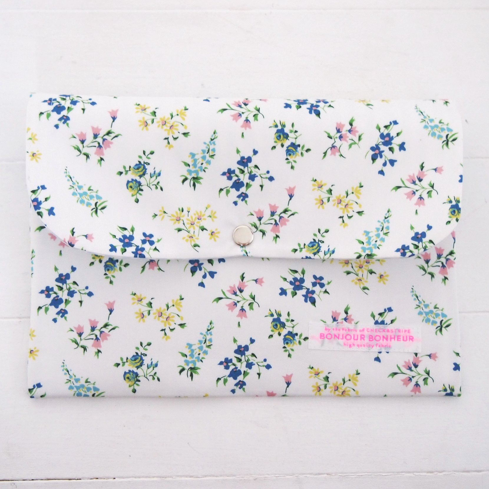 美品　familiar 母子手帳ケース002 ネイビー 青　リバティ　花柄　完売 Amazon.co.jp: ファミリア 母子手帳ケース リバティブルー