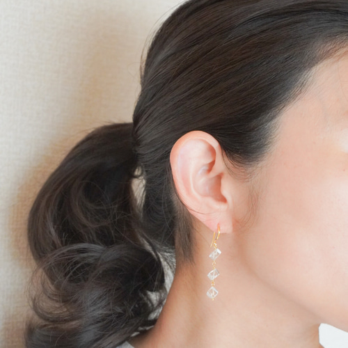 ひんやり冷たい氷のようなクリスタル輝く3連ピアス/イヤリング ピアス