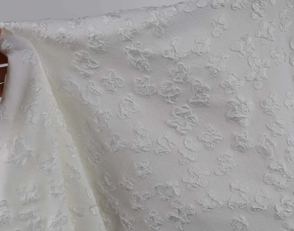 上品 白です 花柄 ジャカード織りの生地 3枚目の画像
