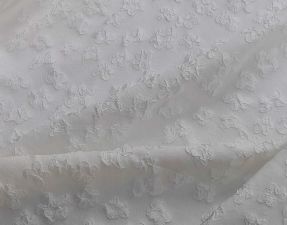 上品 白です 花柄 ジャカード織りの生地 1枚目の画像