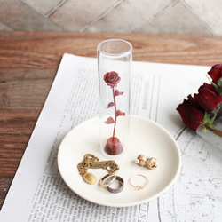 【 革で作った小さなバラのような花 】アクセサリートレイ(White × round plate） 2枚目の画像