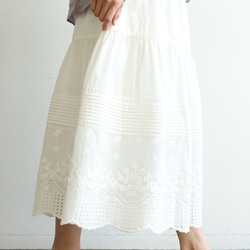 可愛的褶皺裙，飾有立體刺繡和刺繡蕾絲。帶襯裡。 100%純棉。 240406-1 第7張的照片