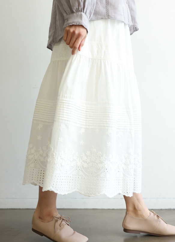 可愛的褶皺裙，飾有立體刺繡和刺繡蕾絲。帶襯裡。 100%純棉。 240406-1 第7張的照片