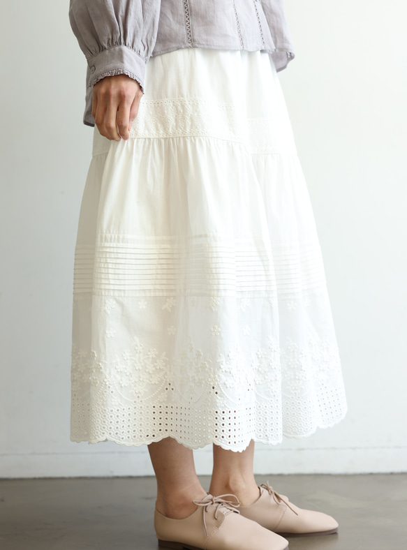 可愛的褶皺裙，飾有立體刺繡和刺繡蕾絲。帶襯裡。 100%純棉。 240406-1 第6張的照片