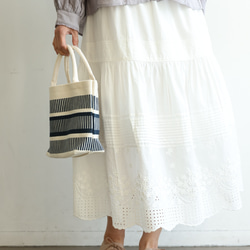 可愛的褶皺裙，飾有立體刺繡和刺繡蕾絲。帶襯裡。 100%純棉。 240406-1 第3張的照片