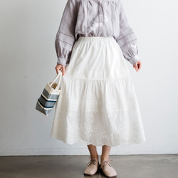 可愛的褶皺裙，飾有立體刺繡和刺繡蕾絲。帶襯裡。 100%純棉。 240406-1 第8張的照片