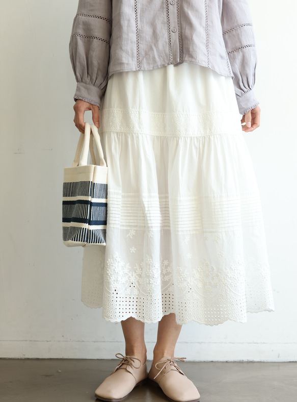 可愛的褶皺裙，飾有立體刺繡和刺繡蕾絲。帶襯裡。 100%純棉。 240406-1 第5張的照片