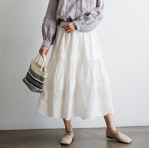 可愛的褶皺裙，飾有立體刺繡和刺繡蕾絲。帶襯裡。 100%純棉。 240406-1 第1張的照片