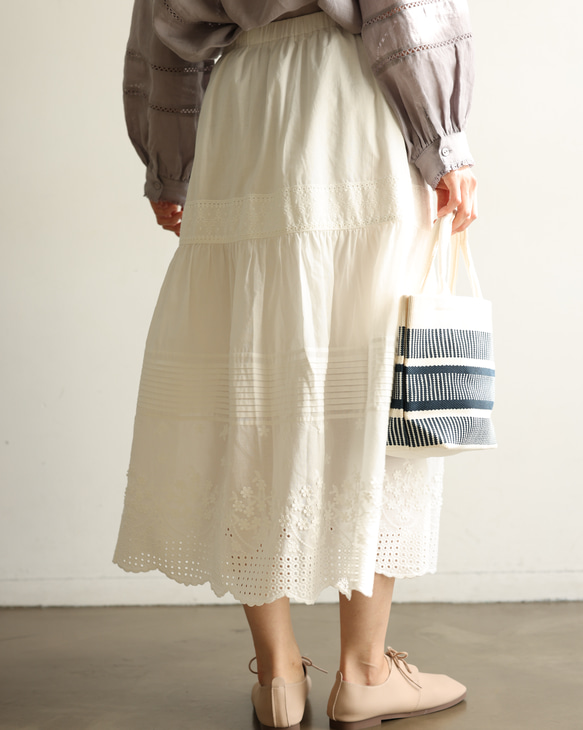 可愛的褶皺裙，飾有立體刺繡和刺繡蕾絲。帶襯裡。 100%純棉。 240406-1 第12張的照片