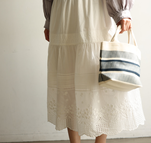 可愛的褶皺裙，飾有立體刺繡和刺繡蕾絲。帶襯裡。 100%純棉。 240406-1 第13張的照片