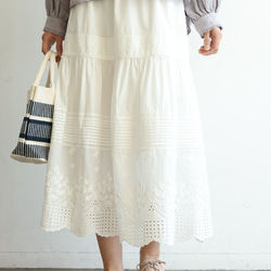 可愛的褶皺裙，飾有立體刺繡和刺繡蕾絲。帶襯裡。 100%純棉。 240406-1 第4張的照片