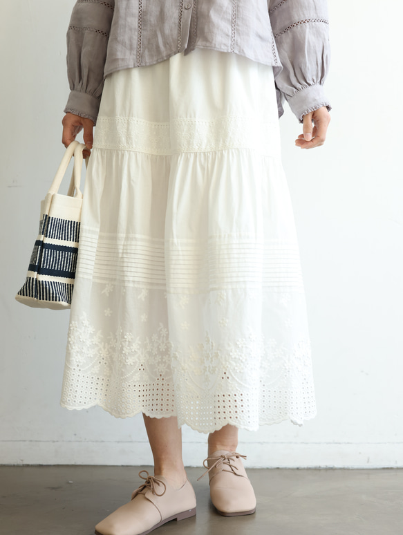 可愛的褶皺裙，飾有立體刺繡和刺繡蕾絲。帶襯裡。 100%純棉。 240406-1 第4張的照片