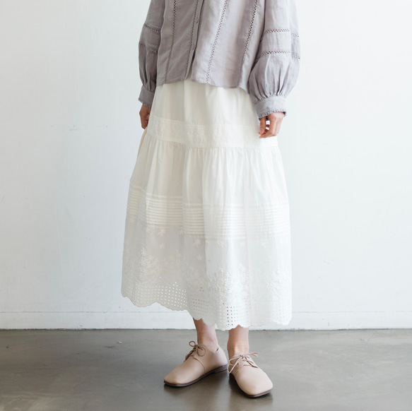 可愛的褶皺裙，飾有立體刺繡和刺繡蕾絲。帶襯裡。 100%純棉。 240406-1 第2張的照片