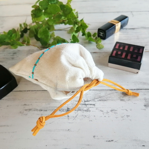 巾着袋 ミニ巾着 マチなし 白 綿麻ワッシャー シンプルな刺繍 スエード