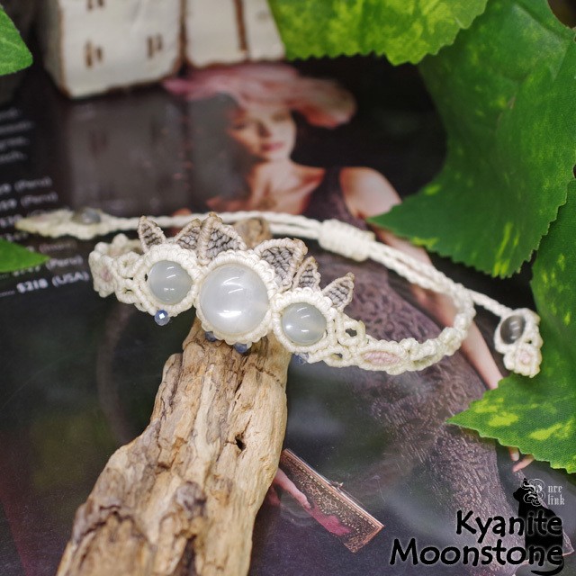 3匹の猫達?『ムーンストーン』猫耳(*Φω-)マクラメ編みニャンコブレスレット 4,930円