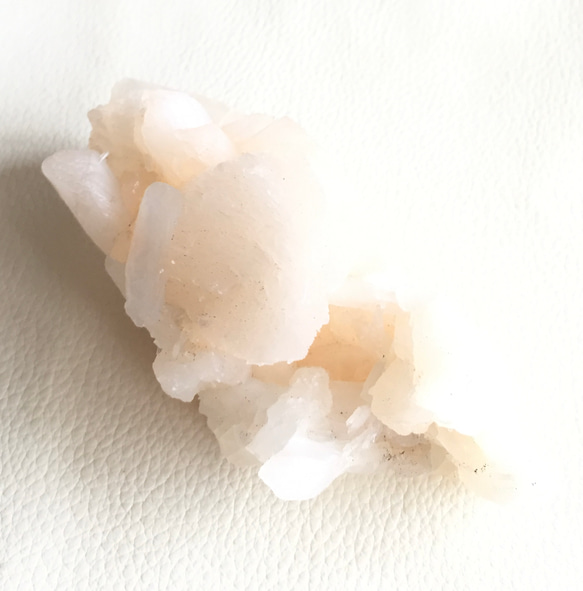 ふんわり包み込むような優しいオフピンク〜白がカワイイ✴︎浄化と覚醒を促す✴︎学びの先へと導く石✴︎アポフィライト原石 6枚目の画像