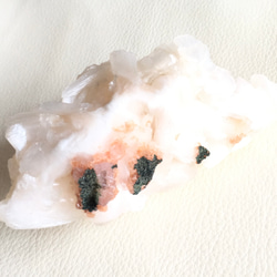 ふんわり包み込むような優しいオフピンク〜白がカワイイ✴︎浄化と覚醒を促す✴︎学びの先へと導く石✴︎アポフィライト原石 8枚目の画像