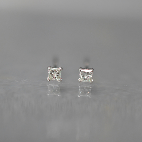 ＜1点物＞プラチナ 天然ダイヤモンド0.1ct プリンセスカットのスクエア１粒ピアス 1枚目の画像