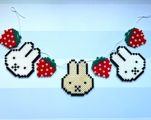 アイロンビーズ【うさぎといちごのガーランド・赤】 雑貨・その他