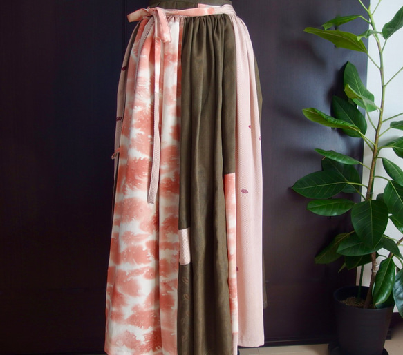 絹の着物生地をつなぎ合わせたボリュームのあるマキシ丈巻きギャザースカート 8枚目の画像