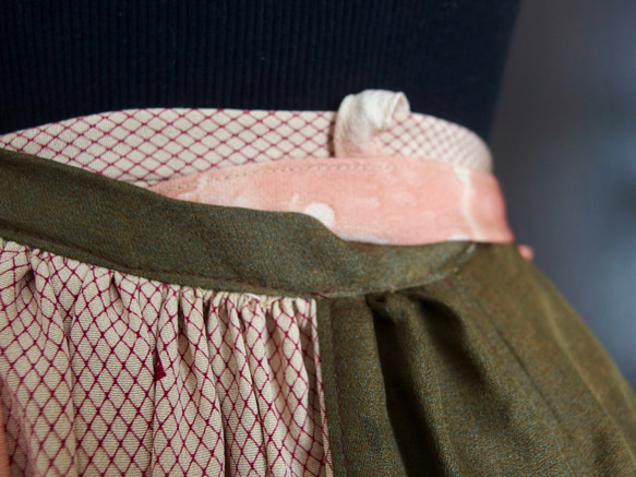 絹の着物生地をつなぎ合わせたボリュームのあるマキシ丈巻きギャザースカート 5枚目の画像