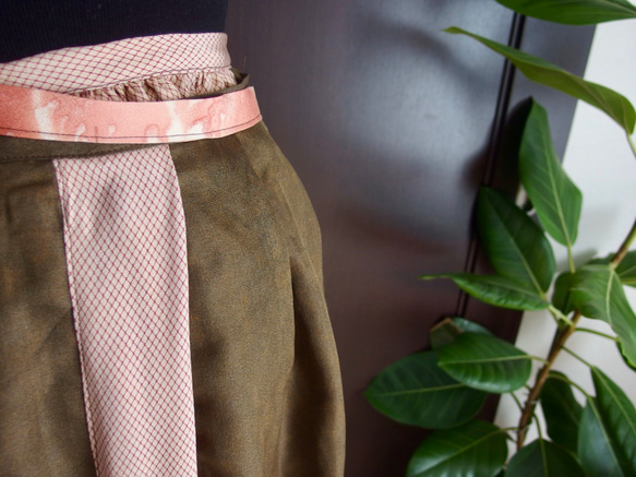 絹の着物生地をつなぎ合わせたボリュームのあるマキシ丈巻きギャザースカート 7枚目の画像
