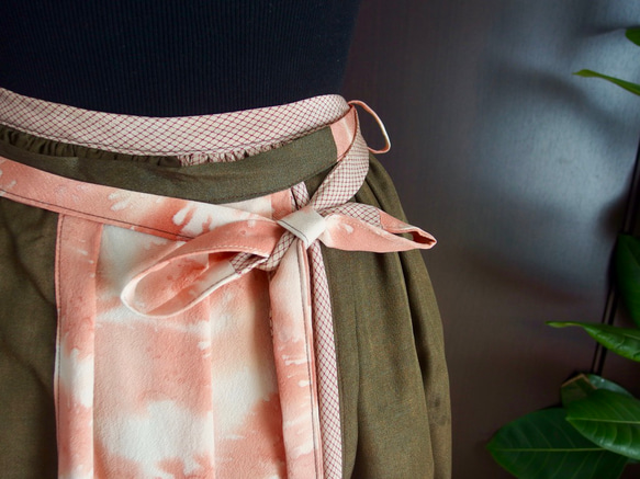 絹の着物生地をつなぎ合わせたボリュームのあるマキシ丈巻きギャザースカート 4枚目の画像